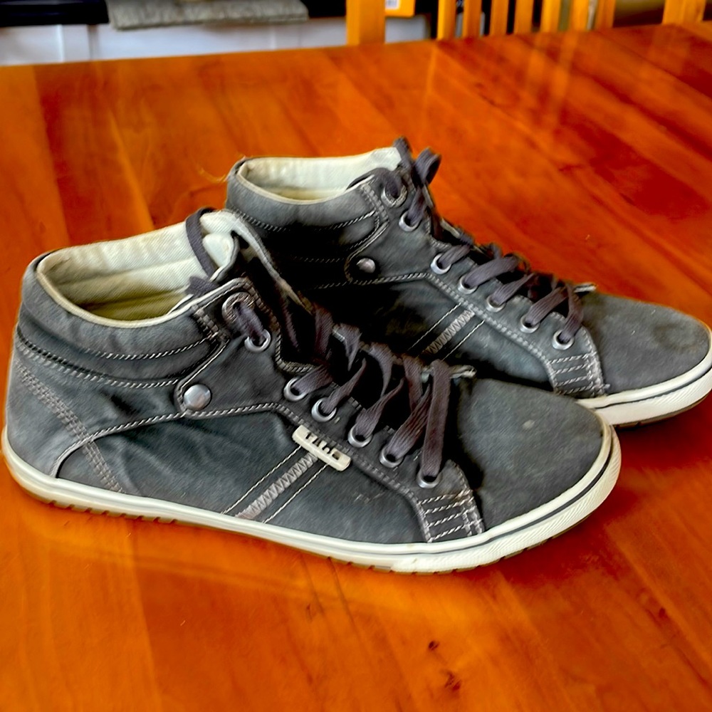 Gray Toas Top Stars.  Size 8.5